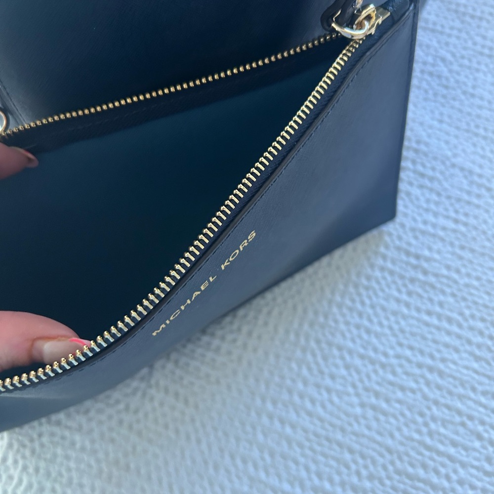 ❤️ NWOT MK Michael Kors Large Navy Tote with Gold Accents & Large Zip Wristlet - Picture 3 of 6